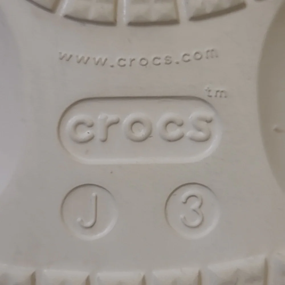 CROCS Kids Glittery Silver Slippers with Fun Charms used good‎ condition. zise 3